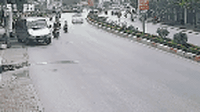 Vụ tai nạn 30 giây: Pha chuyển bánh đột ngột của ô tô khiến dân mạng tranh cãi