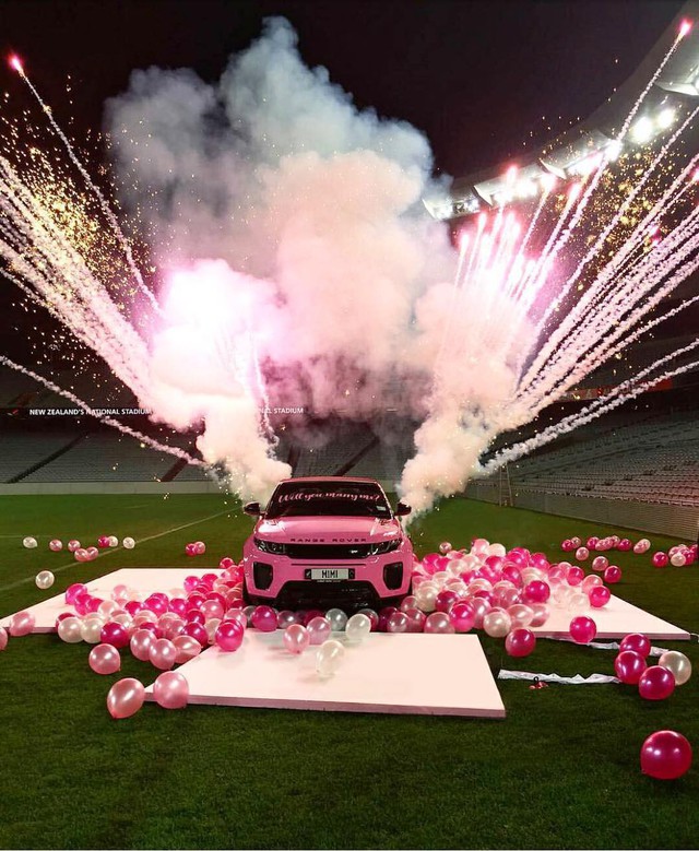 Màn cầu hôn bằng Range Rover hồng hot nhất MXH quốc tế: Ngỏ lời thẳng thắn như này thì ai cũng gật hết! - Ảnh 4.