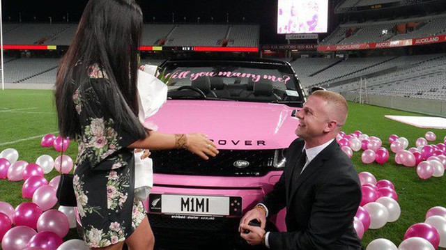 Màn cầu hôn bằng Range Rover hồng hot nhất MXH quốc tế: Ngỏ lời thẳng thắn như này thì ai cũng gật hết!