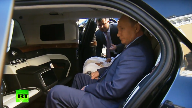 Tổng thống Putin khoe limo mới của Nga với Thái tử Abu Dhabi - Ảnh 1.
