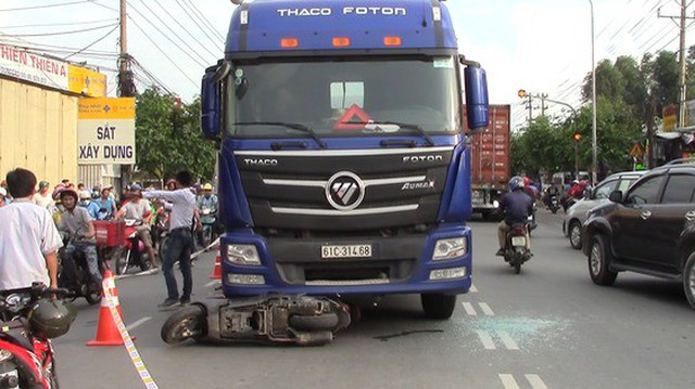 Vụ tai nạn thương tâm giữa xe máy và container: Bé trai rơi ra khỏi bụng mẹ, nằm khóc trên đường