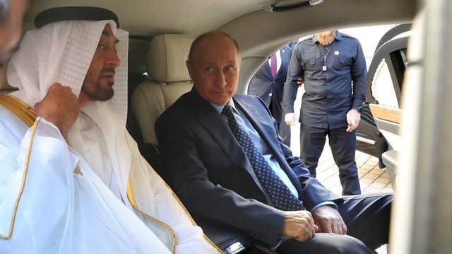 Tổng thống Putin khoe limo mới của Nga với Thái tử Abu Dhabi
