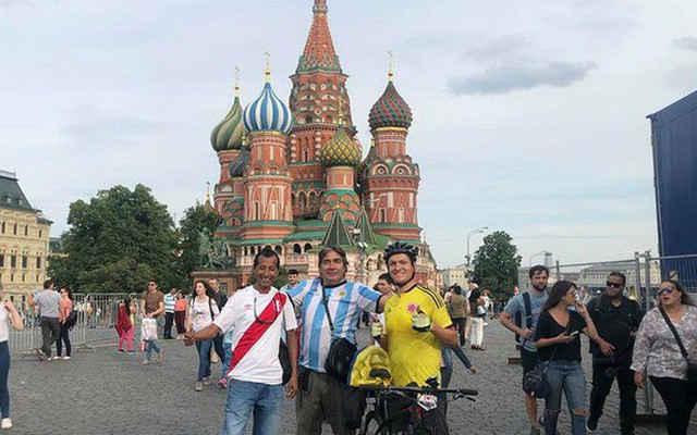 World Cup 2018: Lại xuất hiện thêm một fan bóng đá đạp xe 5.000km sang Nga để cổ vũ cho đội nhà - Ảnh 1.