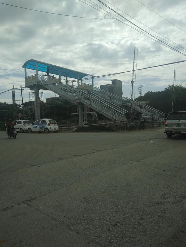 Xôn xao về cây cầu vượt cho người đi bộ qua đường sắt ở Thanh Hóa - Ảnh 1.