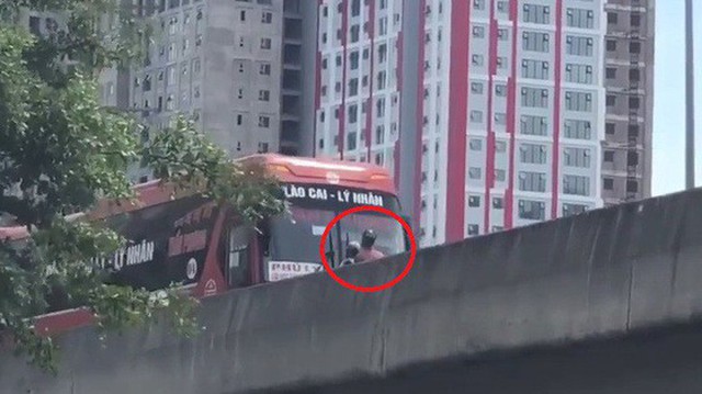 Hà Nội: Ô tô đi lùi trên cao tốc để nhường đường cho xe máy khiến nhiều người khó hiểu
