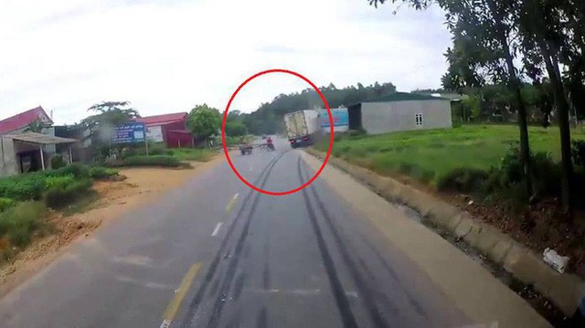 Clip: Cú đánh lái của tài xế container cứu chàng trai thoát tai nạn thảm khốc trong gang tấc