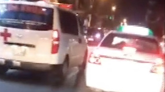 Clip: Bất chấp xe cứu thương rú còi xin đường, taxi vẫn ung dung chạy chặn đầu khiến dư luận đồng loạt ném đá