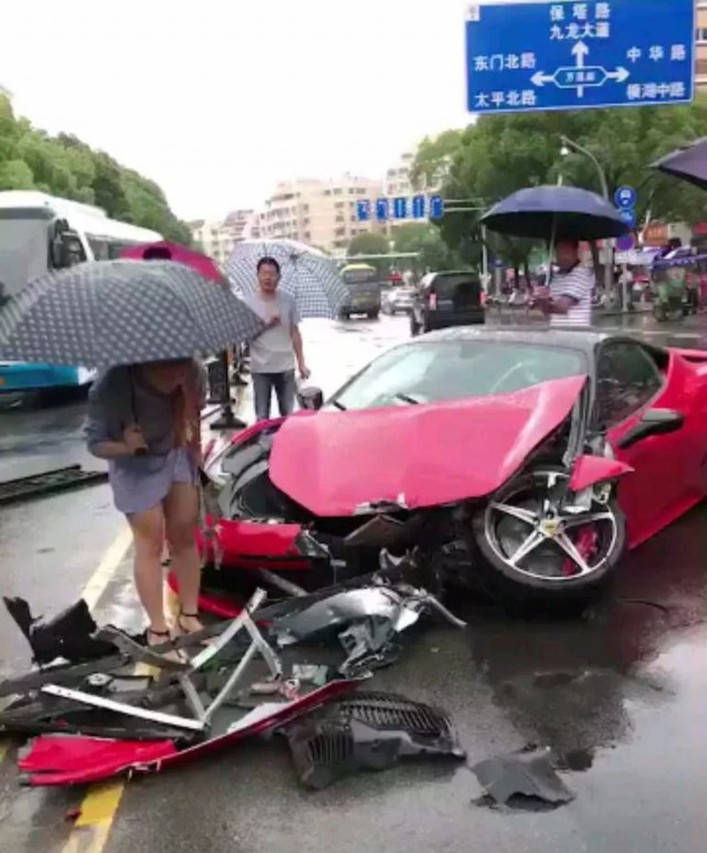 Vừa thuê Ferrari 458 bạc tỉ được vài phút, thiếu nữ đã biến siêu xe thành đống đổ nát - Ảnh 3. Vừa thuê Ferrari 458 bạc tỉ được vài phút, thiếu nữ đã biến siêu xe thành đống đổ nát - Ảnh 3.