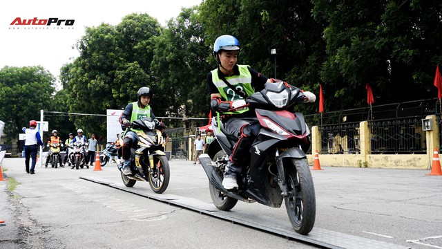 Hàng chục xe Honda Winner thả dáng tại Hà Nội - Ảnh 5. Hàng chục xe Honda Winner thả dáng tại Hà Nội - Ảnh 5.