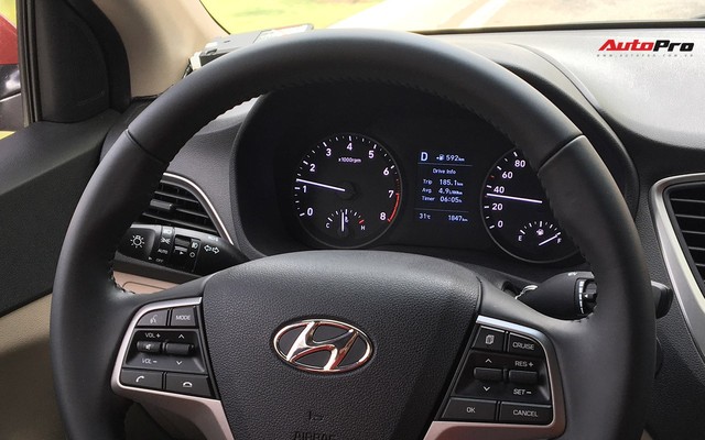 Với 4,4 lít xăng, Hyundai Accent AT 2018 có thể đi được 100 km đường hỗn hợp - Ảnh 1.