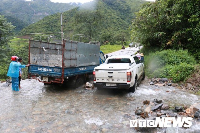 Ảnh: Sạt lở kinh hoàng ở Lào Cai, dân gồng mình đẩy ô tô trong dòng nước lũ - Ảnh 7. Ảnh: Sạt lở kinh hoàng ở Lào Cai, dân gồng mình đẩy ô tô trong dòng nước lũ - Ảnh 7.