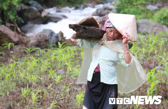 Ảnh: Sạt lở kinh hoàng ở Lào Cai, dân gồng mình đẩy ô tô trong dòng nước lũ - Ảnh 8. Ảnh: Sạt lở kinh hoàng ở Lào Cai, dân gồng mình đẩy ô tô trong dòng nước lũ - Ảnh 8.