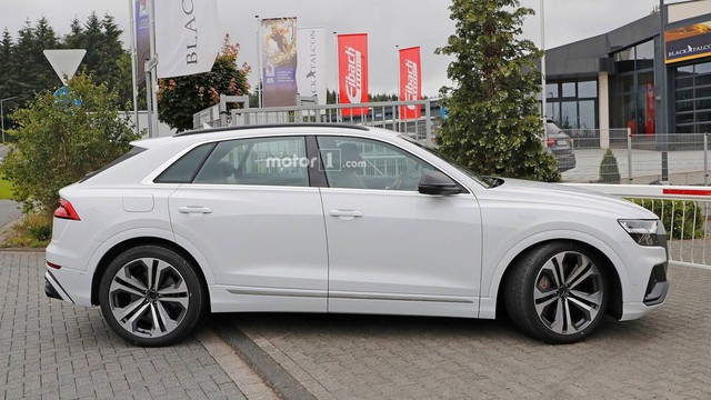 Audi SQ8 trắng không tì vết, nhìn như đã hoàn chỉnh lộ diện ngoài đường - Ảnh 3.