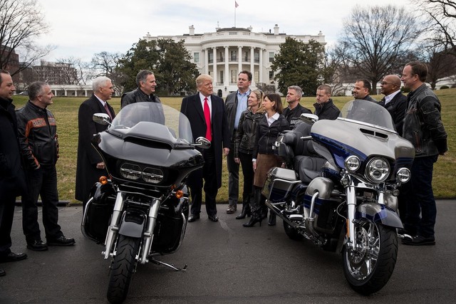 Harley-Davidson đầu hàng chiến tranh thương mại do chính Mỹ khơi mào, tổng thống Trump nổi điên - Ảnh 1.