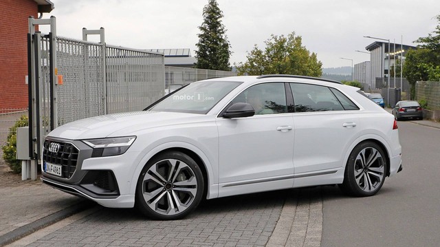 Audi SQ8 trắng không tì vết, nhìn như đã hoàn chỉnh lộ diện ngoài đường
