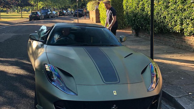 Siêu đầu bếp Gordon Ramsay tậu Ferrari 812 Superfast