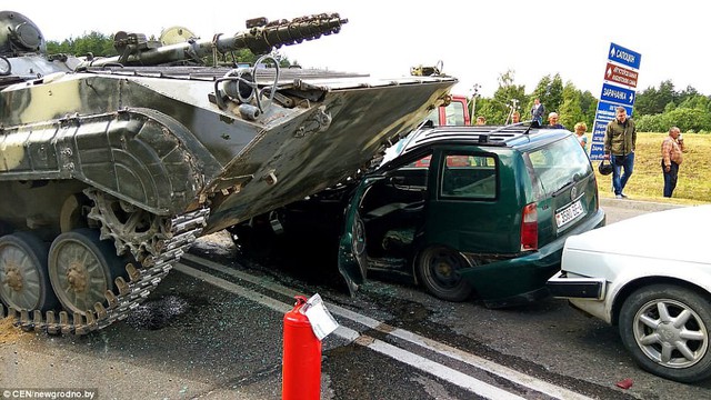 2 ông cháu may mắn thoát nạn khi xe tăng mất lái, chạy rông trên đường - Ảnh 4.