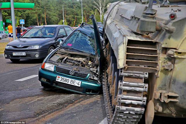 2 ông cháu may mắn thoát nạn khi xe tăng mất lái, chạy rông trên đường - Ảnh 3.