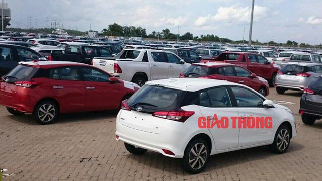 Cận cảnh Toyota Yaris bản vừa cập cảng Việt Nam, giá không đổi - Ảnh 2.