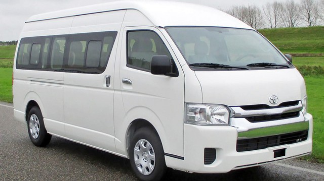 Toyota Hiace giảm giá hơn 240 triệu đồng, cạnh tranh Hyundai Solati và Ford Transit