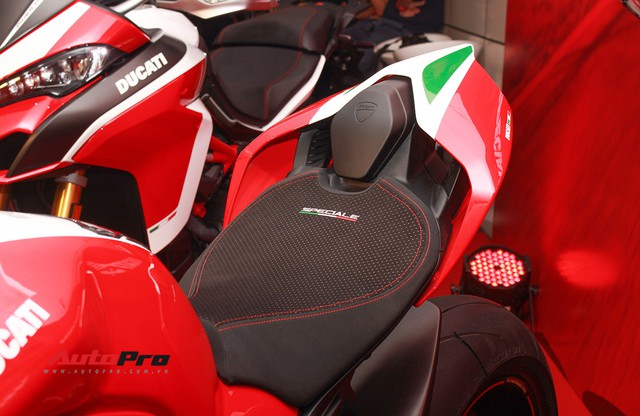 (4h) Chi tiết Ducati Panigale V4 Speciale giá ngang xe ô tô Mercedes-Benz của Biker Việt - Ảnh 13. (4h) Chi tiết Ducati Panigale V4 Speciale giá ngang xe ô tô Mercedes-Benz của Biker Việt - Ảnh 13.