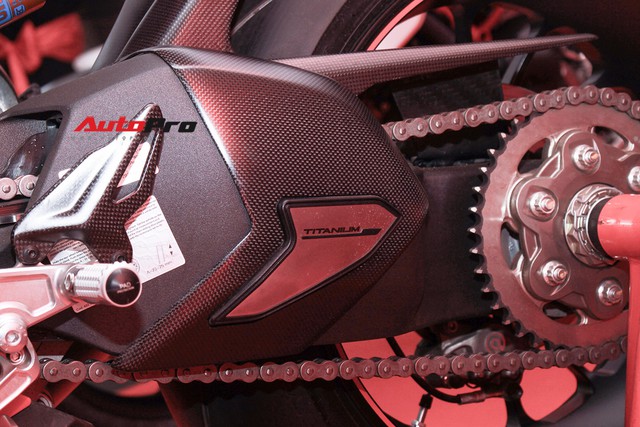 (4h) Chi tiết Ducati Panigale V4 Speciale giá ngang xe ô tô Mercedes-Benz của Biker Việt - Ảnh 24. (4h) Chi tiết Ducati Panigale V4 Speciale giá ngang xe ô tô Mercedes-Benz của Biker Việt - Ảnh 24.