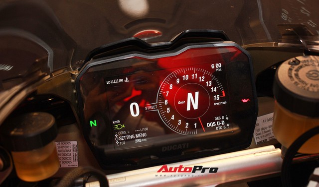 (4h) Chi tiết Ducati Panigale V4 Speciale giá ngang xe ô tô Mercedes-Benz của Biker Việt - Ảnh 6. (4h) Chi tiết Ducati Panigale V4 Speciale giá ngang xe ô tô Mercedes-Benz của Biker Việt - Ảnh 6.