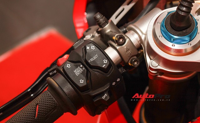 (4h) Chi tiết Ducati Panigale V4 Speciale giá ngang xe ô tô Mercedes-Benz của Biker Việt - Ảnh 27. (4h) Chi tiết Ducati Panigale V4 Speciale giá ngang xe ô tô Mercedes-Benz của Biker Việt - Ảnh 27.