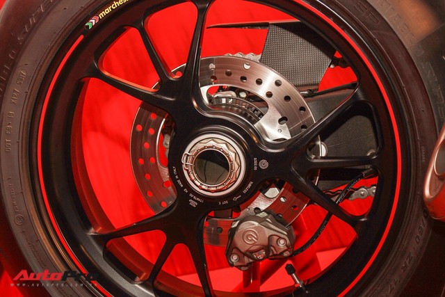 (4h) Chi tiết Ducati Panigale V4 Speciale giá ngang xe ô tô Mercedes-Benz của Biker Việt - Ảnh 21. (4h) Chi tiết Ducati Panigale V4 Speciale giá ngang xe ô tô Mercedes-Benz của Biker Việt - Ảnh 21.