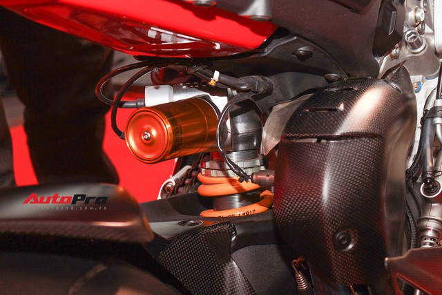 (4h) Chi tiết Ducati Panigale V4 Speciale giá ngang xe ô tô Mercedes-Benz của Biker Việt - Ảnh 20. (4h) Chi tiết Ducati Panigale V4 Speciale giá ngang xe ô tô Mercedes-Benz của Biker Việt - Ảnh 20.