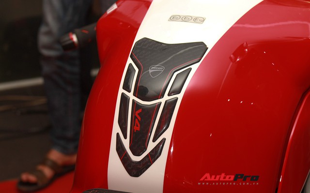 (4h) Chi tiết Ducati Panigale V4 Speciale giá ngang xe ô tô Mercedes-Benz của Biker Việt - Ảnh 11. (4h) Chi tiết Ducati Panigale V4 Speciale giá ngang xe ô tô Mercedes-Benz của Biker Việt - Ảnh 11.