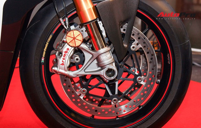 (4h) Chi tiết Ducati Panigale V4 Speciale giá ngang xe ô tô Mercedes-Benz của Biker Việt - Ảnh 18. (4h) Chi tiết Ducati Panigale V4 Speciale giá ngang xe ô tô Mercedes-Benz của Biker Việt - Ảnh 18.