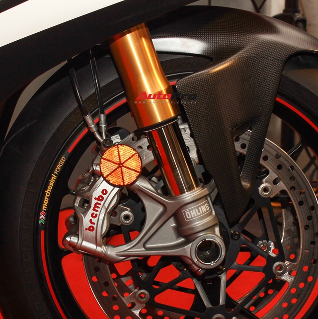 (4h) Chi tiết Ducati Panigale V4 Speciale giá ngang xe ô tô Mercedes-Benz của Biker Việt - Ảnh 17. (4h) Chi tiết Ducati Panigale V4 Speciale giá ngang xe ô tô Mercedes-Benz của Biker Việt - Ảnh 17.