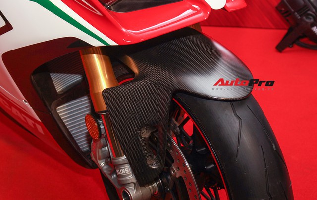 (4h) Chi tiết Ducati Panigale V4 Speciale giá ngang xe ô tô Mercedes-Benz của Biker Việt - Ảnh 16. (4h) Chi tiết Ducati Panigale V4 Speciale giá ngang xe ô tô Mercedes-Benz của Biker Việt - Ảnh 16.