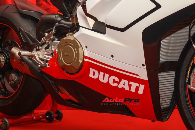 (4h) Chi tiết Ducati Panigale V4 Speciale giá ngang xe ô tô Mercedes-Benz của Biker Việt - Ảnh 31. (4h) Chi tiết Ducati Panigale V4 Speciale giá ngang xe ô tô Mercedes-Benz của Biker Việt - Ảnh 31.