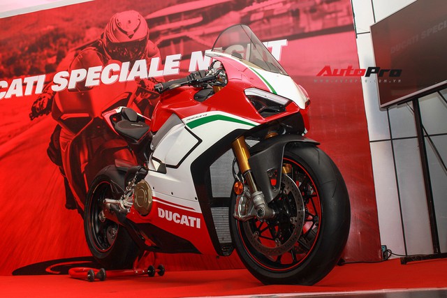 (4h) Chi tiết Ducati Panigale V4 Speciale giá ngang xe ô tô Mercedes-Benz của Biker Việt - Ảnh 4. (4h) Chi tiết Ducati Panigale V4 Speciale giá ngang xe ô tô Mercedes-Benz của Biker Việt - Ảnh 4.