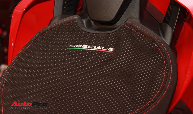 (4h) Chi tiết Ducati Panigale V4 Speciale giá ngang xe ô tô Mercedes-Benz của Biker Việt - Ảnh 14. (4h) Chi tiết Ducati Panigale V4 Speciale giá ngang xe ô tô Mercedes-Benz của Biker Việt - Ảnh 14.