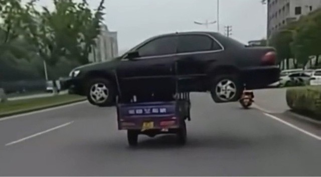 Trung Quốc: Thanh niên bị phạt 1300 tệ vì chở nguyên một chiếc ô tô bằng xe ba gác - Ảnh 2.