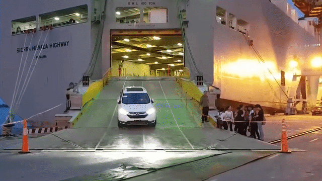 Tàu chở rất nhiều xe nhập khẩu miễn thuế về Việt Nam, có cả Honda, Chevrolet, Ford và Nissan