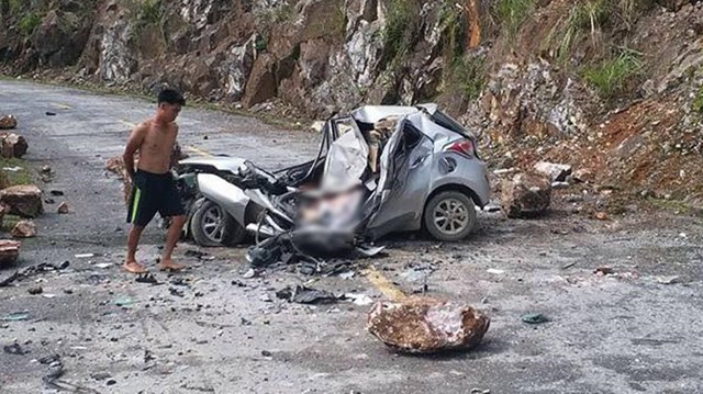 Lai Châu: Hòn đá lăn từ trên núi đè bẹp chiếc ô tô, tài xế tử vong thương tâm