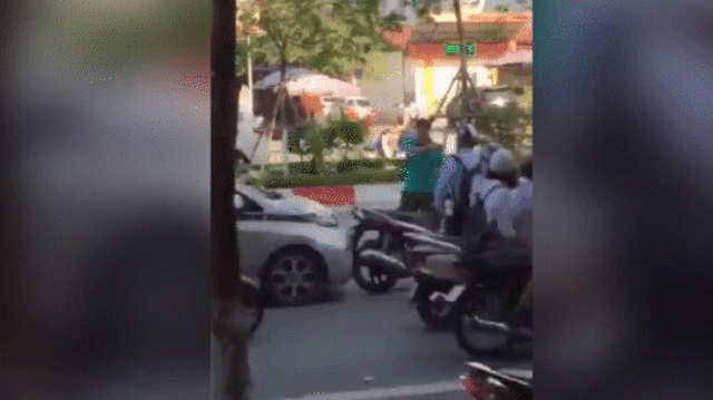 Đâm vào xe máy, tài xế taxi còn hùng hổ dọa nạt, đạp đổ xe giữa đường Hà Nội