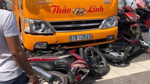 Bình Dương: Ô tô khách cuốn hàng loạt xe máy đang chờ đèn đỏ vào gầm, nhiều người bị thương nặng