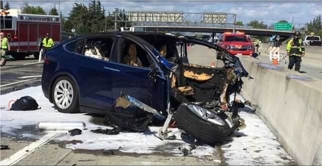 Tesla Model X tự tăng tốc, đánh lái lao vào vật cản trước tai nạn chết người - Ảnh 1. Tesla Model X tự tăng tốc, đánh lái lao vào vật cản trước tai nạn chết người - Ảnh 1.