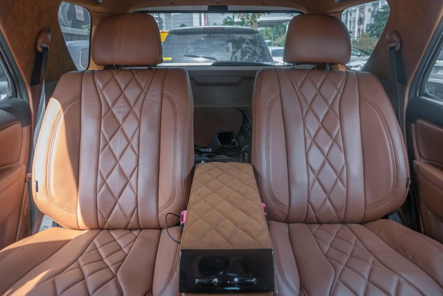Thợ Việt biến Toyota Fortuner thành “Boeing mặt đất” với ghế Lexus cho VIP và trần sao kiểu Rolls-Royce - Ảnh 2.