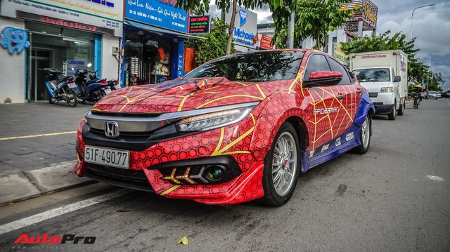 Chiều con nhỏ, ông bố tại Sài Gòn độ Honda Civic Turbo theo phong cách người nhện