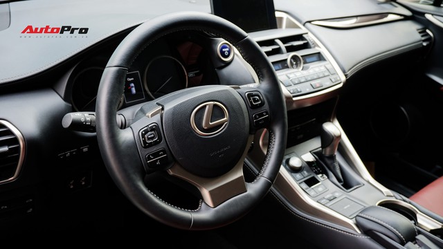 Chạy 3 năm, Lexus NX300h Hybrid vẫn giữ được diện mạo như mới  - Ảnh 9.