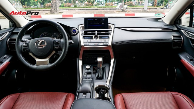 Chạy 3 năm, Lexus NX300h Hybrid vẫn giữ được diện mạo như mới  - Ảnh 11.