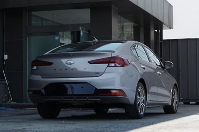 Cận kề ngày ra mắt, Hyundai Elantra 2019 liên tục lộ diện với các phiên bản khác nhau - Ảnh 2.