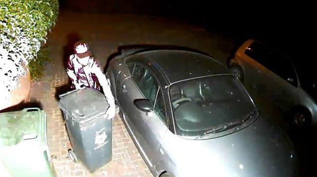 Bỏ qua Audi TT đỗ hớ hênh, tên trộm vui tính cuỗm đi 2 chiếc thùng rác