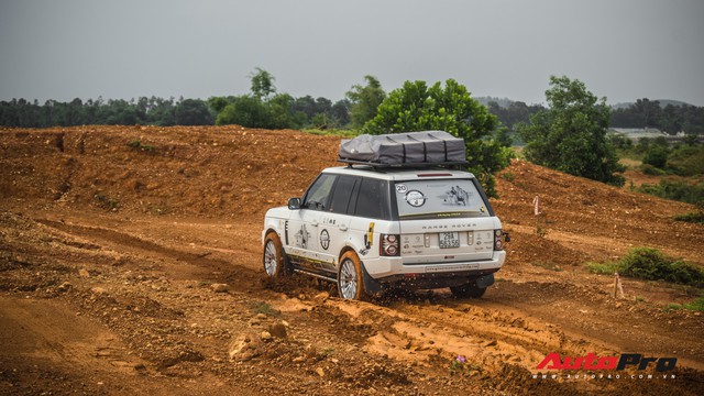 [Chùm ảnh] Đoàn Range Rover hàng chục tỷ đồng của Trung Nguyên thoả sức tắm bùn ở Đồng Mô trước khi rời Hà Nội - Ảnh 11.